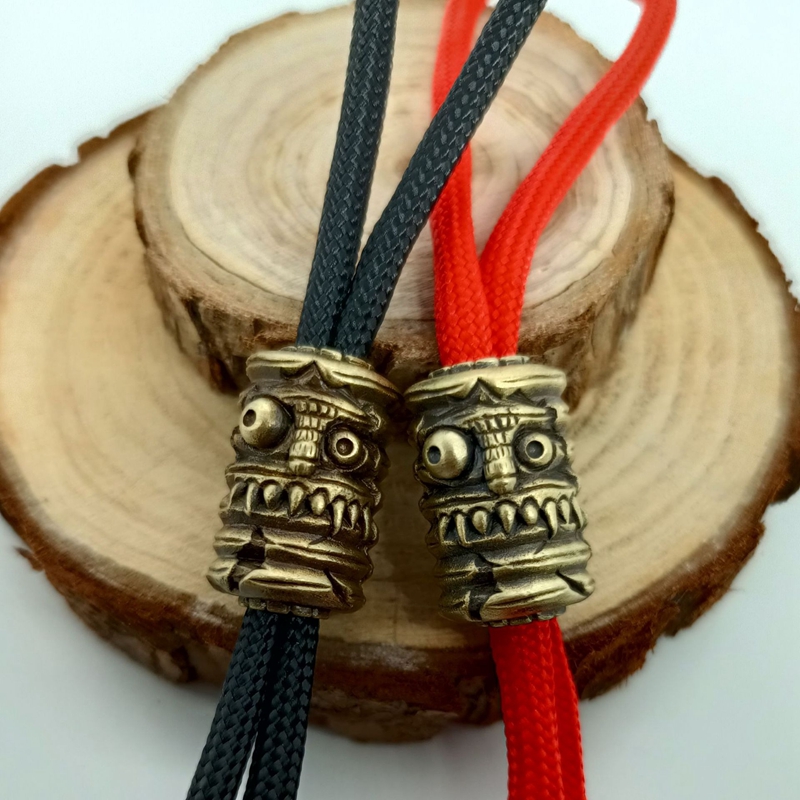 Paracord Survival Bracelet - 手作りの織りストラップペンダント、ニヤリランタンフェイス、真ちゅう製ナイフビーズ、DIYパラコードブレスレット、EDC傘ロープ、アウトドアアクセサリー